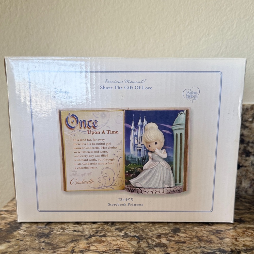Disney Precious Moments 134405 Cinderella Storybook Princess - collectors item!!